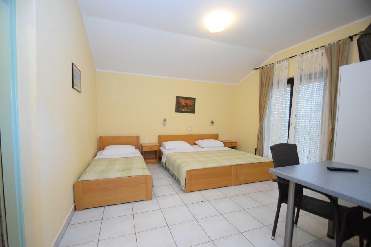Apartments Nina Starigrad Paklenica Exterior photo