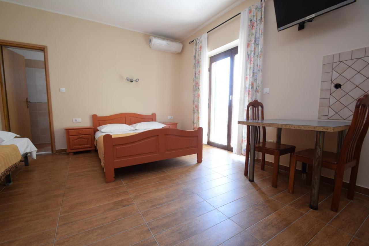 Apartments Nina Starigrad Paklenica Exterior photo